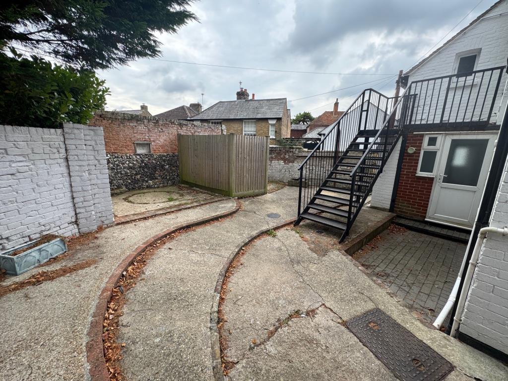 Lot: 106 - VILLAGE PREMISES WITH POTENTIAL - Courtyard